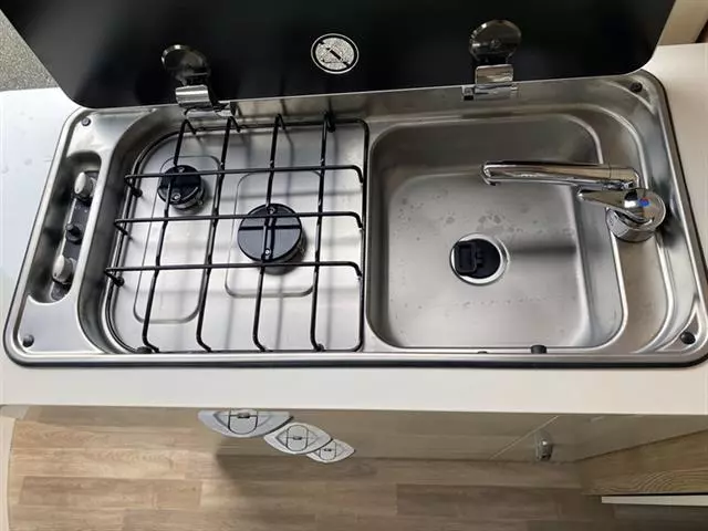 Furgoneta camper de alquiler Rimor - Imagen 9