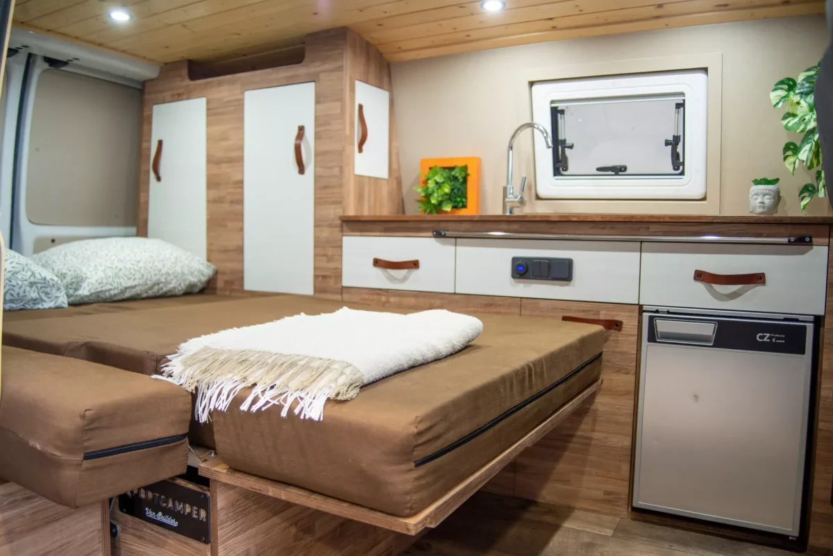 Furgoneta camper de alquiler VW Transporter L1H1 La cabaña +21 AÑOS - Imagen 6