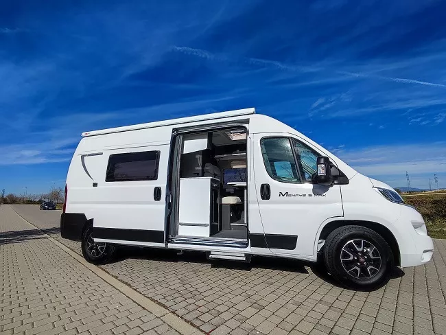 Furgoneta camper de alquiler McLouis Menfys 3 Maxi Alaska