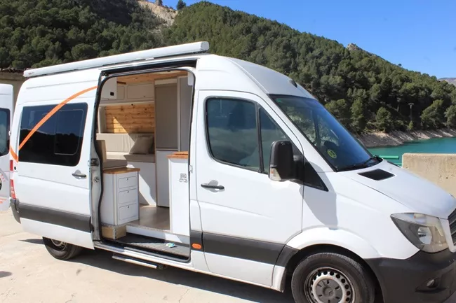 Furgoneta camper de alquiler Mercedes Sprinter 319 - Imagen 2