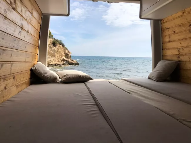 Furgoneta camper de alquiler Mercedes Sprinter 319 - Imagen 3