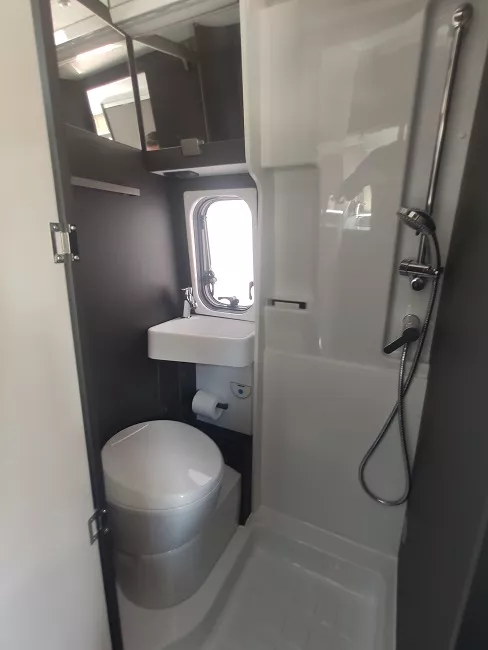 Furgoneta camper de alquiler McLouis Menfys 3 Maxi Sylvana - Imagen 8