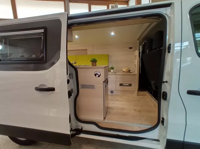 Furgoneta camper de alquiler Renault Trafic - Imagen 6