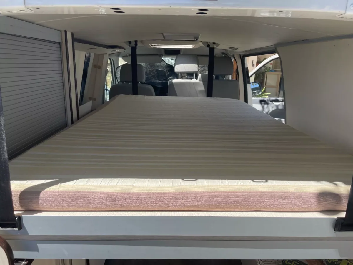 Furgoneta camper de alquiler Volkswagen Transporter T5 Na Clara - Imagen 4