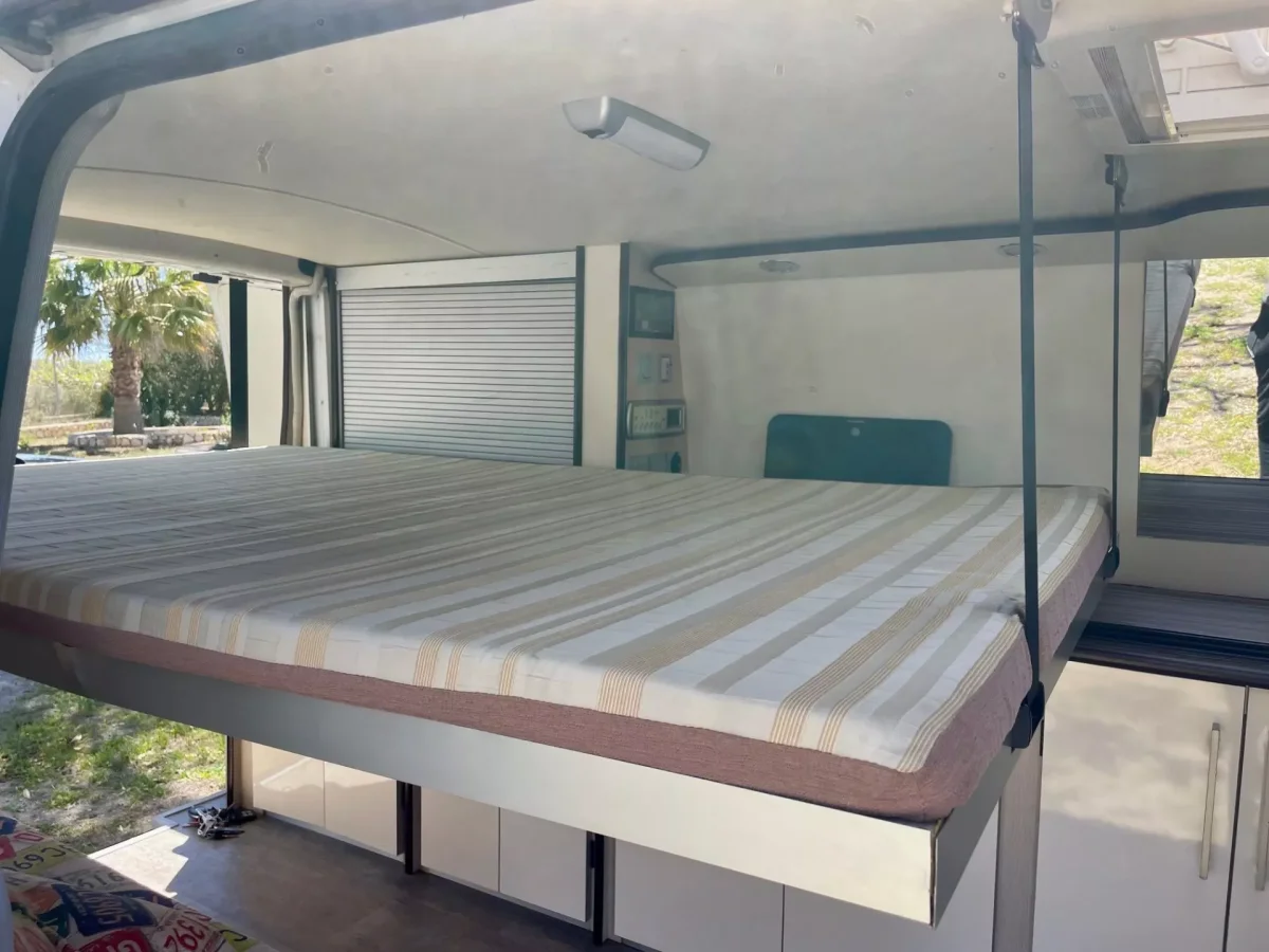 Furgoneta camper de alquiler Volkswagen Transporter T5 Na Clara - Imagen 5