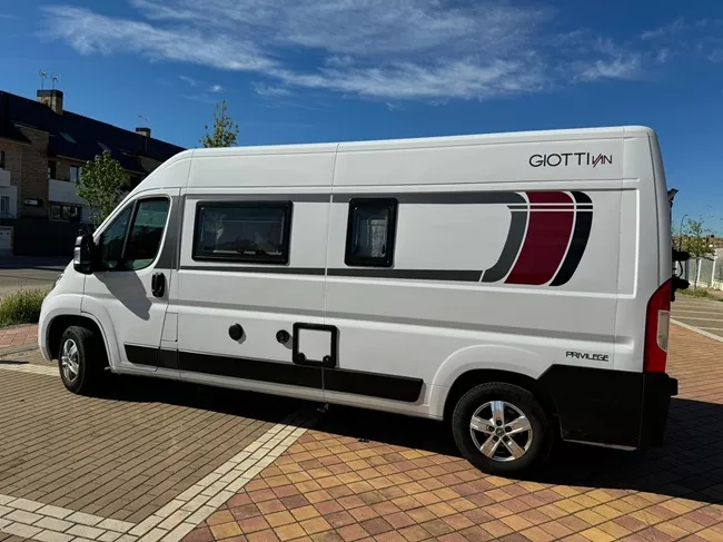 Furgoneta camper de alquiler McLouis Menfys Van 3