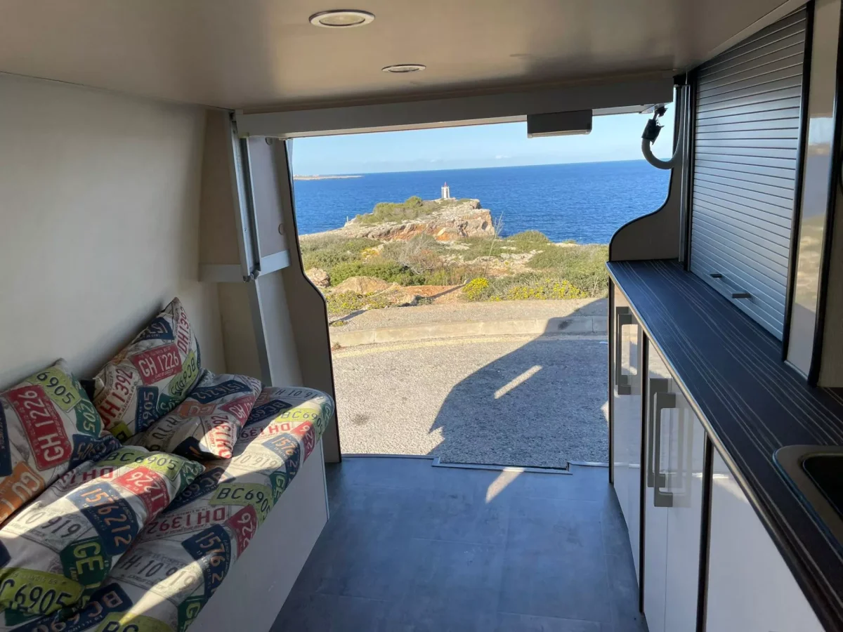 Furgoneta camper de alquiler Volkswagen Transporter T5 Na Clara - Imagen 6