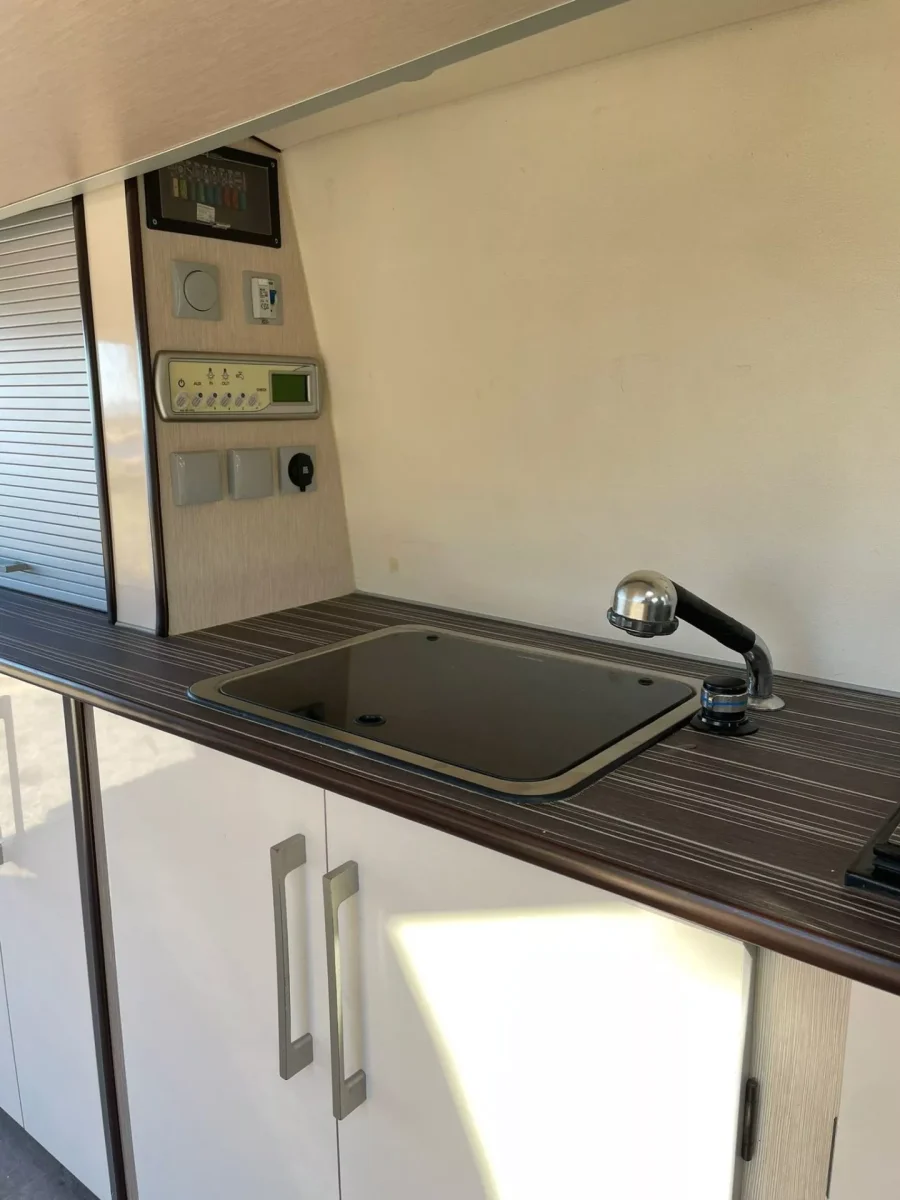 Furgoneta camper de alquiler Volkswagen Transporter T5 Na Clara - Imagen 7