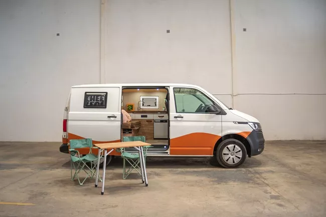 Furgoneta camper de alquiler VW Transporter L1H1 La cabaña +21 AÑOS - Imagen 3
